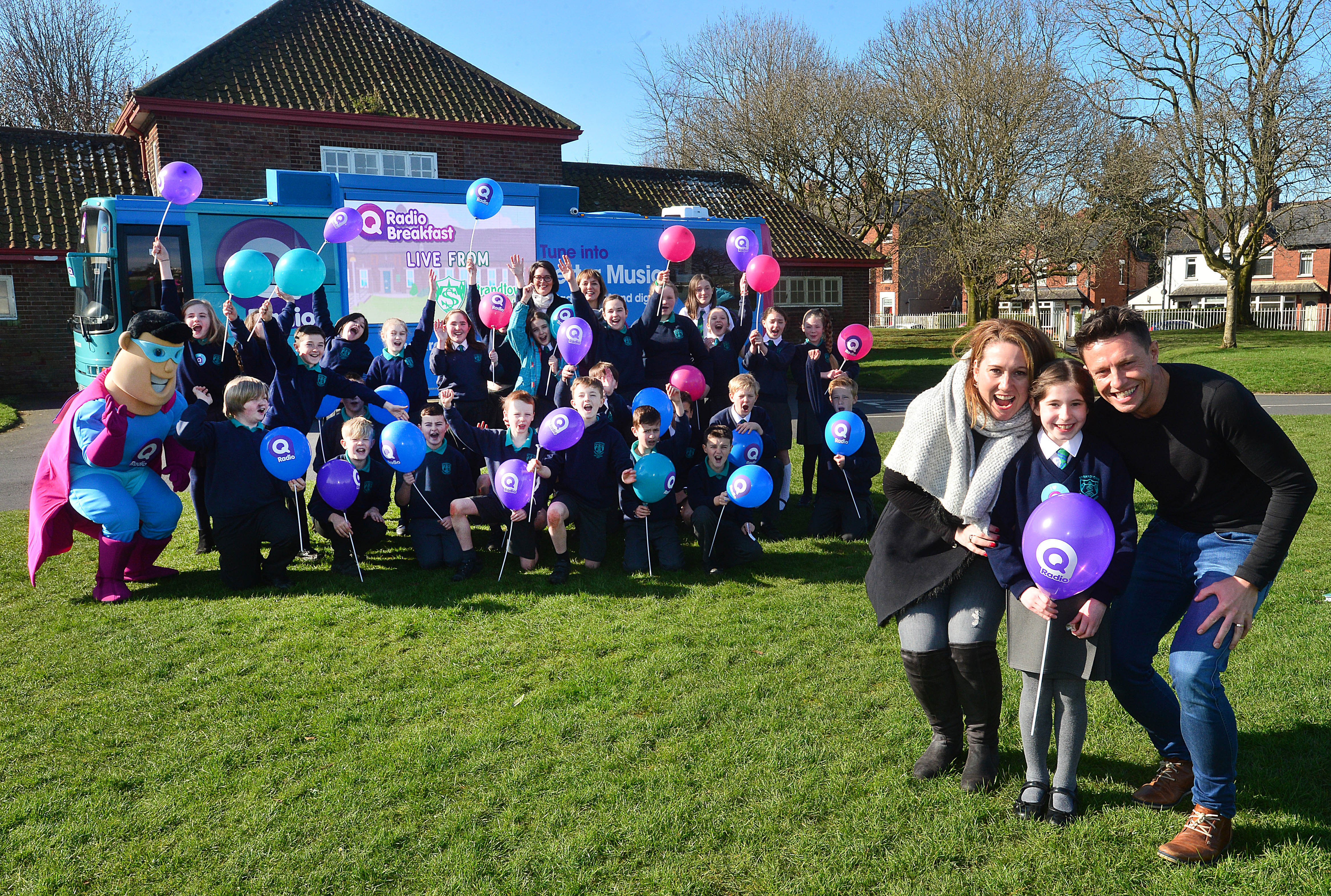 Q Radio’s Stephen & Cate surprise Strandtown schoolgirl